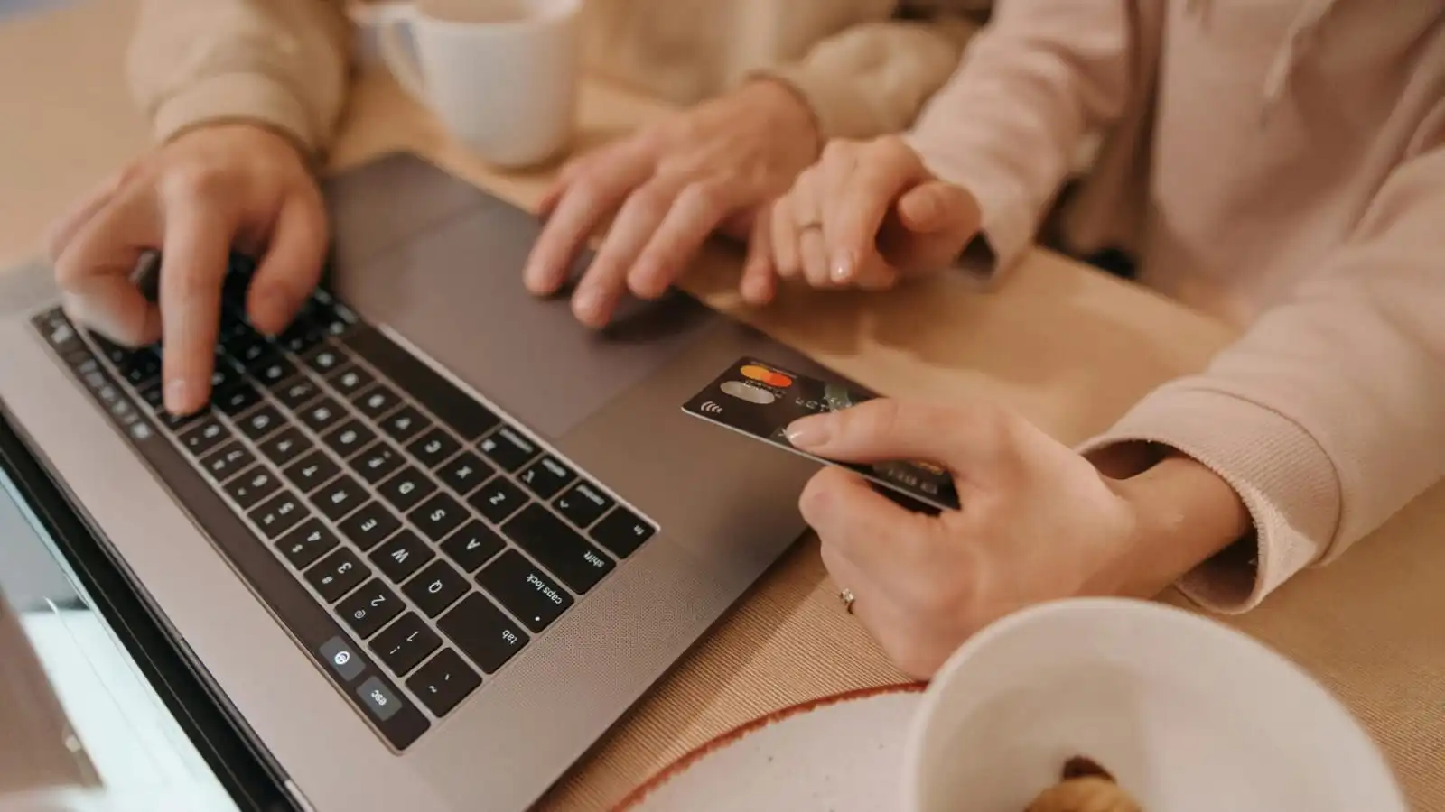 Aval Pay Center en Colombia apareciendo en transacciones y movimientos bancarios digitales