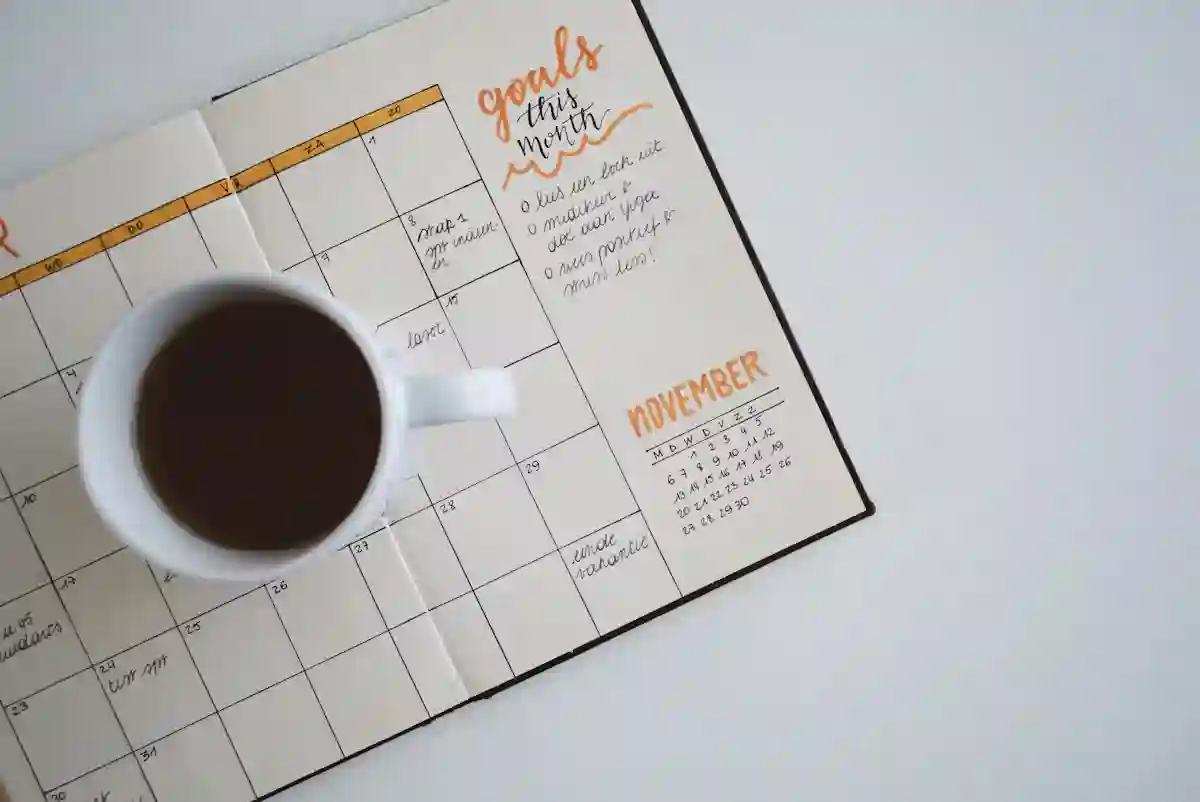 Planificación de calendario comercial y estrategia de ventas en oficina