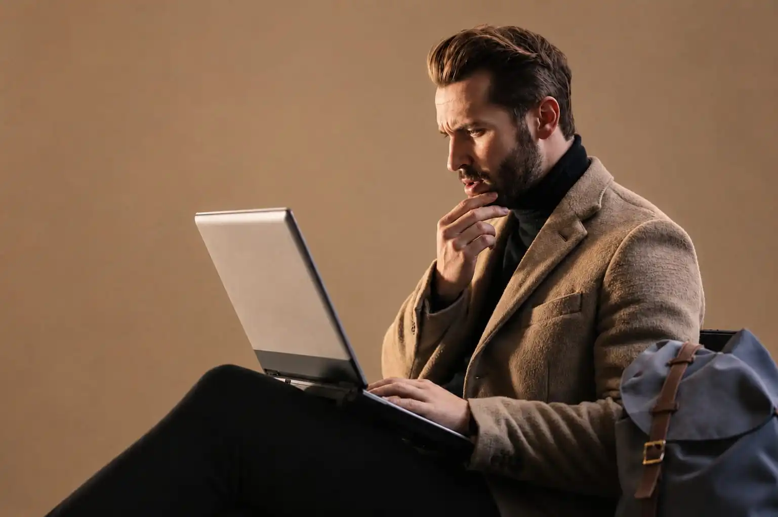 Persona reflexionando sobre el tiempo necesario para construir riqueza y alcanzar el éxito financiero.
