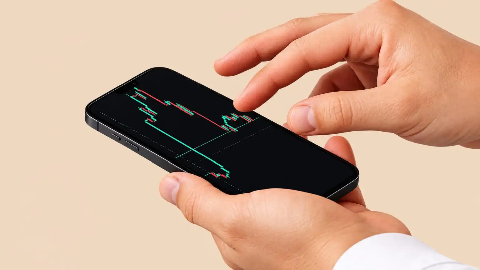 Persona analizando gráficos de inversión en un teléfono