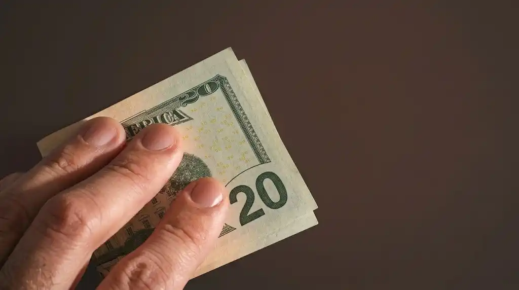 Planificación presupuestaria sobre una mesa de trabajo