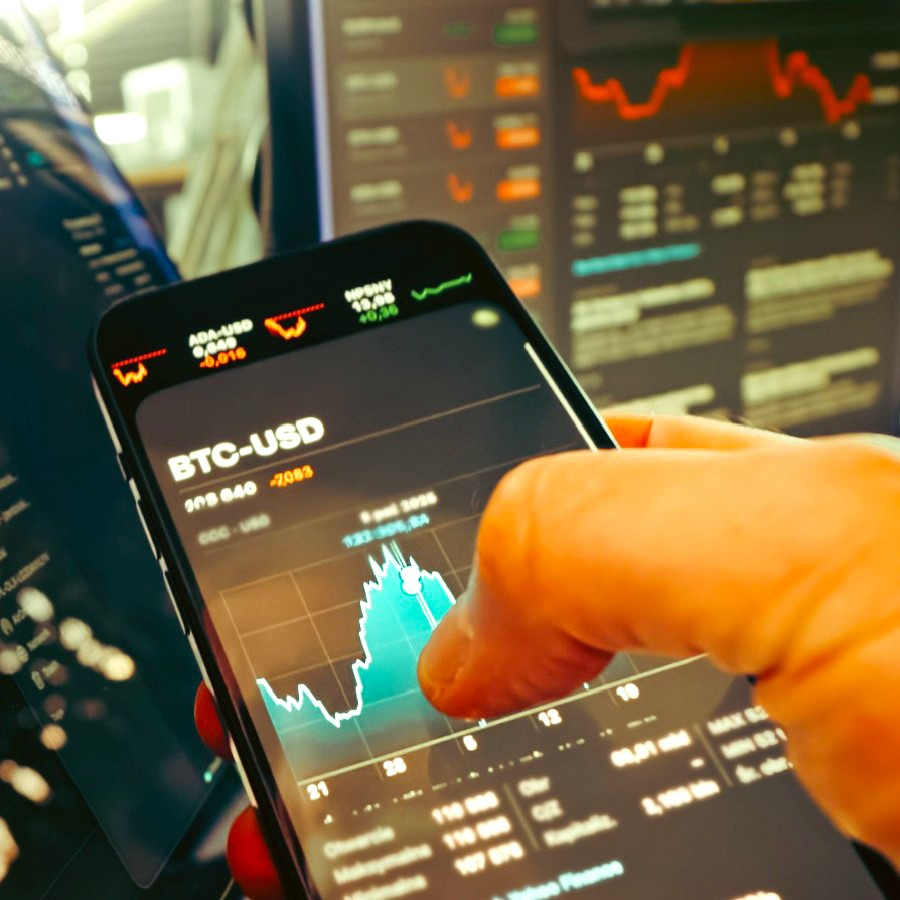 Persona utilizando la plataforma eToro para invertir en acciones y ETF desde una computadora portátil.