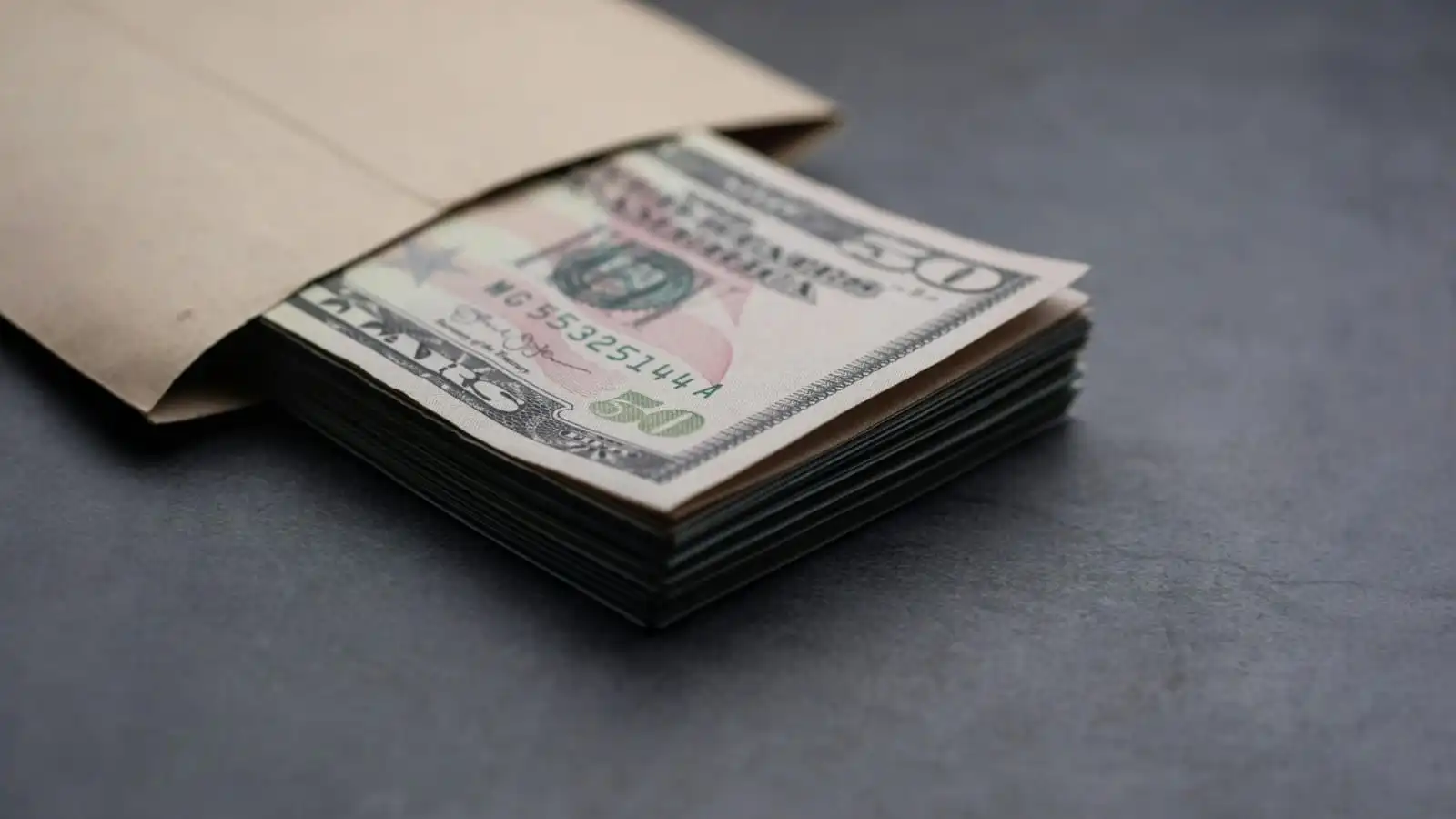 Trader analizando gráficos financieros para entender cuánto dinero se necesita para vivir del trading